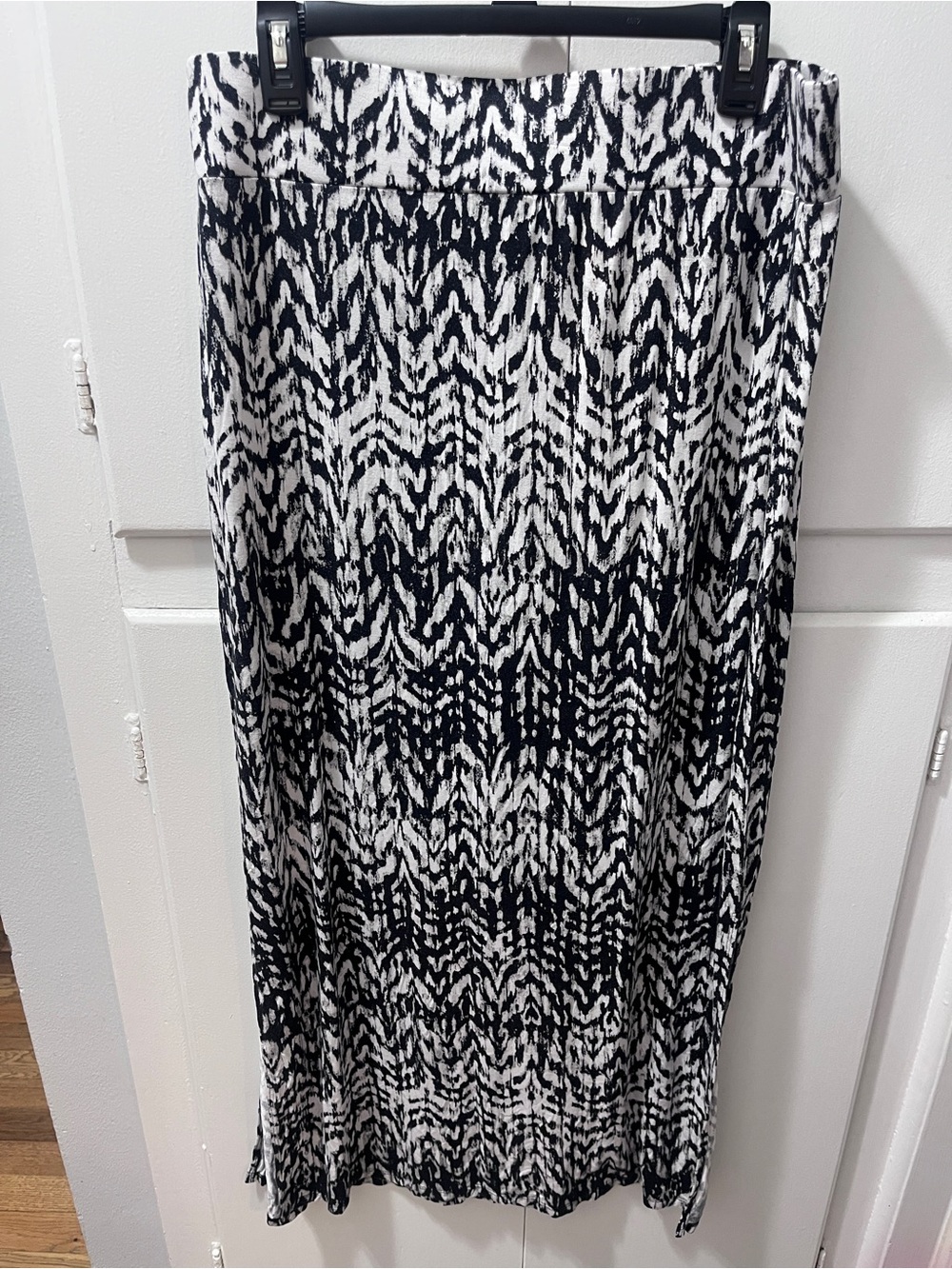 a.n.a Black and White Printed Maxi Skirt. Comfy & cute. Size L